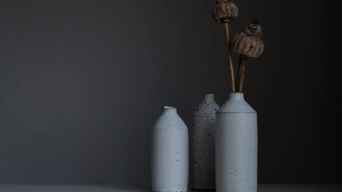 Artisan quebecois faconnant une piece artisanale unique dans son atelier