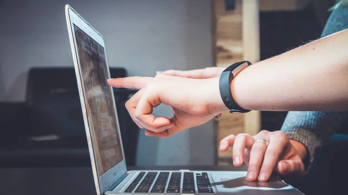 Avis client positif cinq etoiles laisse sur smartphone pour une entreprise locale