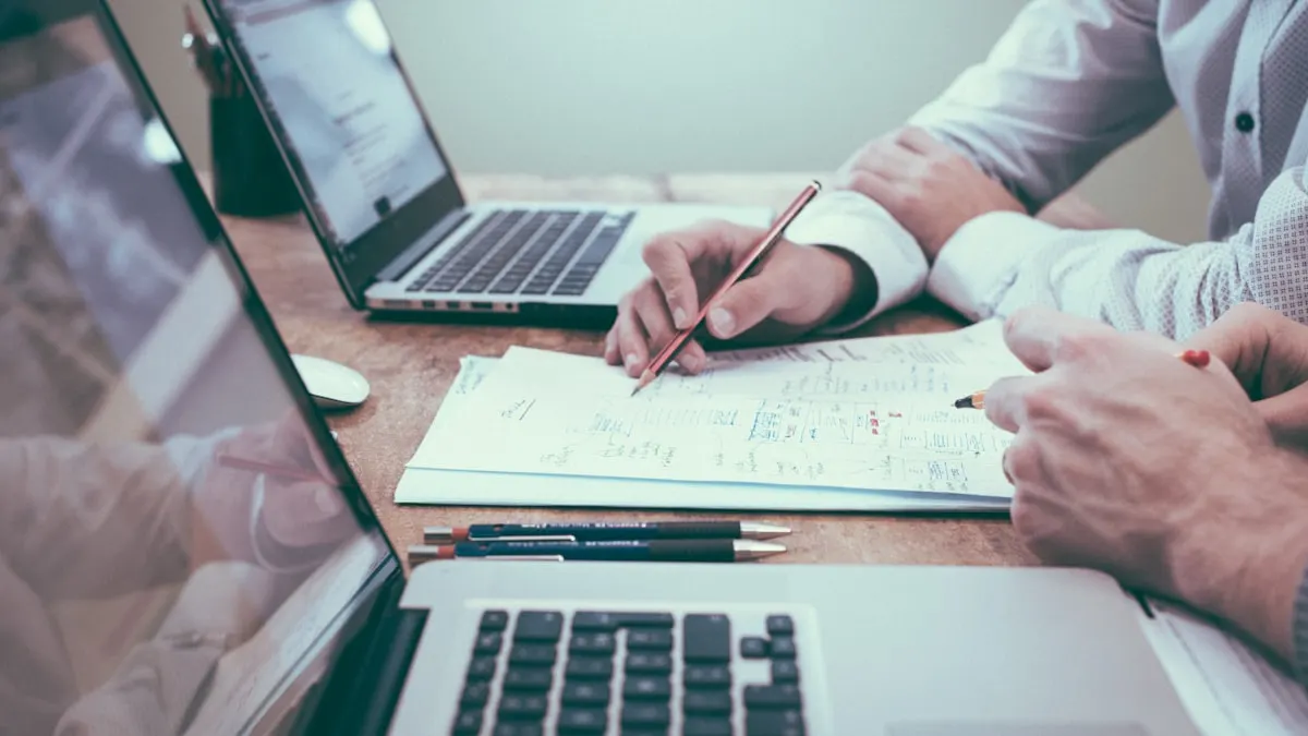 Entrepreneurs quebecois analysant leur plan d affaires et leur strategie de gestion