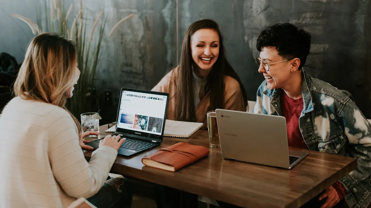 Equipe de jeunes professionnels et artisans quebecois collaborant dans une PME