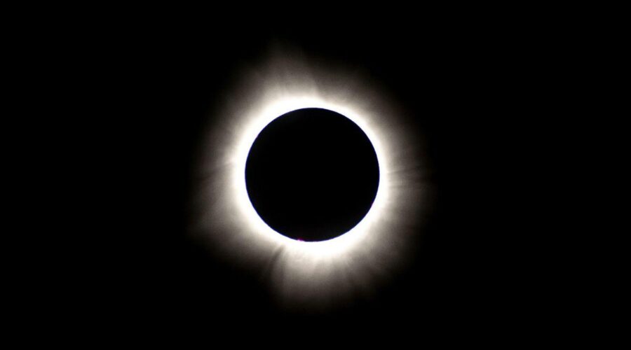 Éclipse Solaire Partielle et Perséides d’Août 2026 au Québec : Observez le Ciel en Sécurité et Encouragez l’Écotourisme Régional