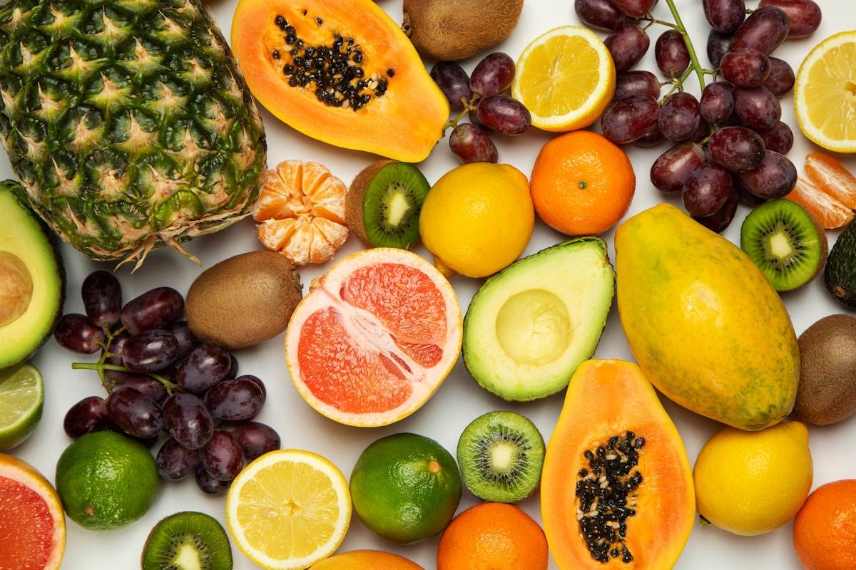 Fruits et légumes frais dans une épicerie de quartier - Photo libre de droit