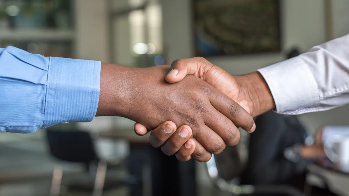 Signature de contrat de service et poignee de main entre professionnels d ici