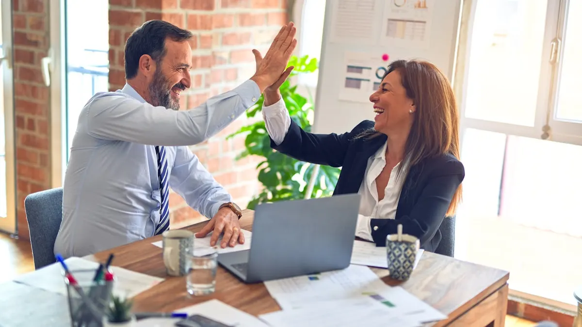 Collaborateurs d une petite entreprise locale en echange productif au travail