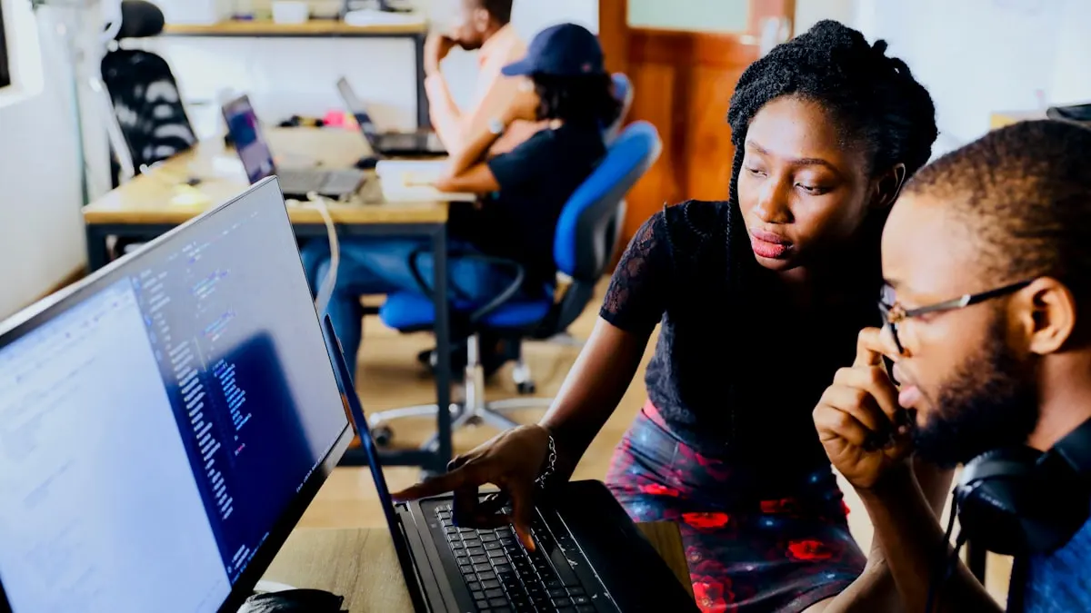 Equipe de collaborateurs quebecois analysant des donnees de productivite et d automatisation
