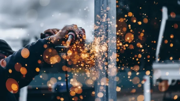 Artisan professionnel dans son atelier au Québec